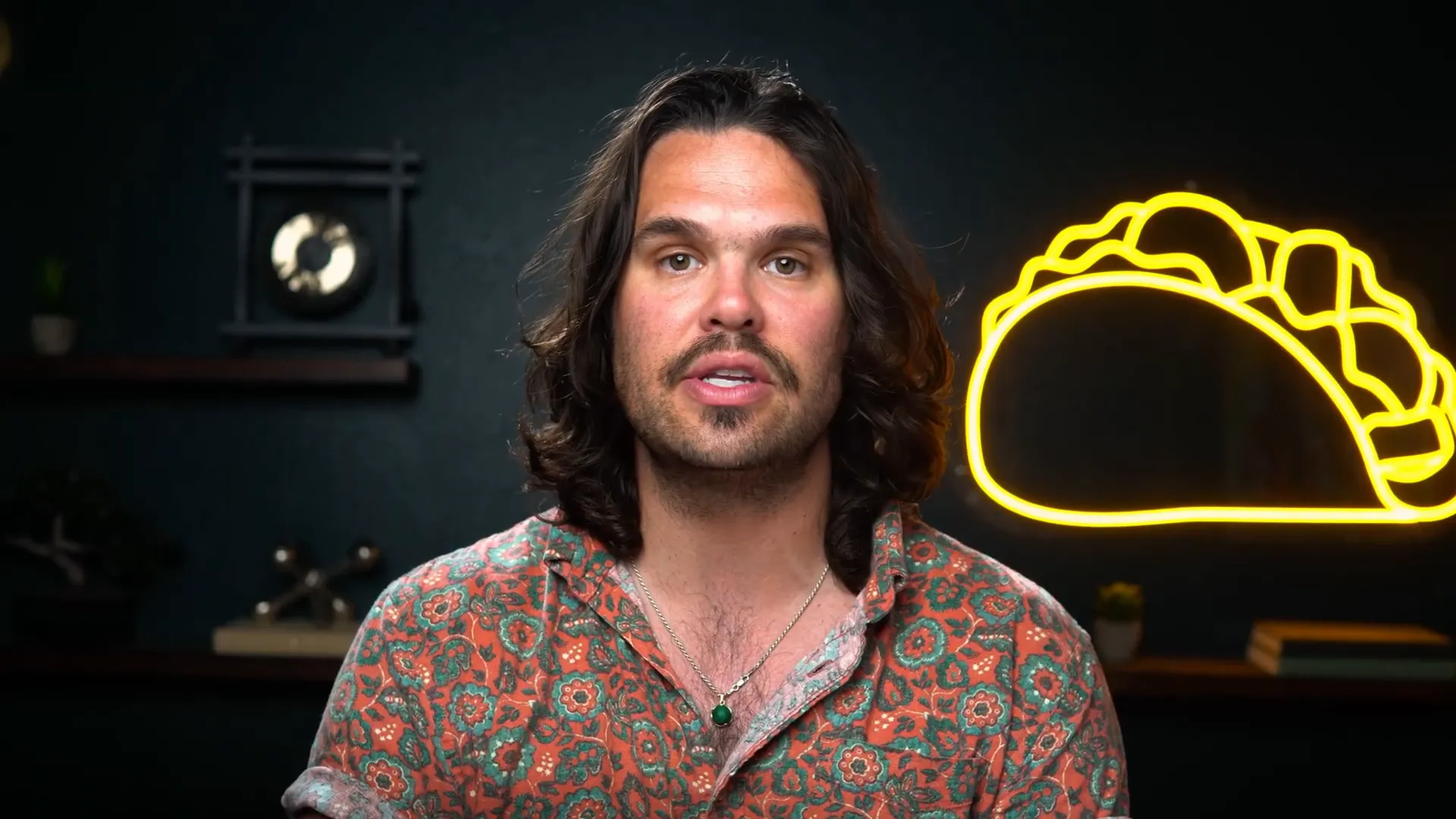 Jay explaining Currents finds long-tail conversations on Reddit and Twitter